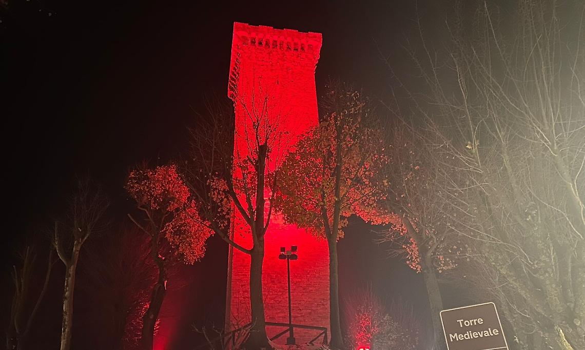 Stop alla violenza sulle donne: la torre medievale, simbolo del paese, si colora di rosso