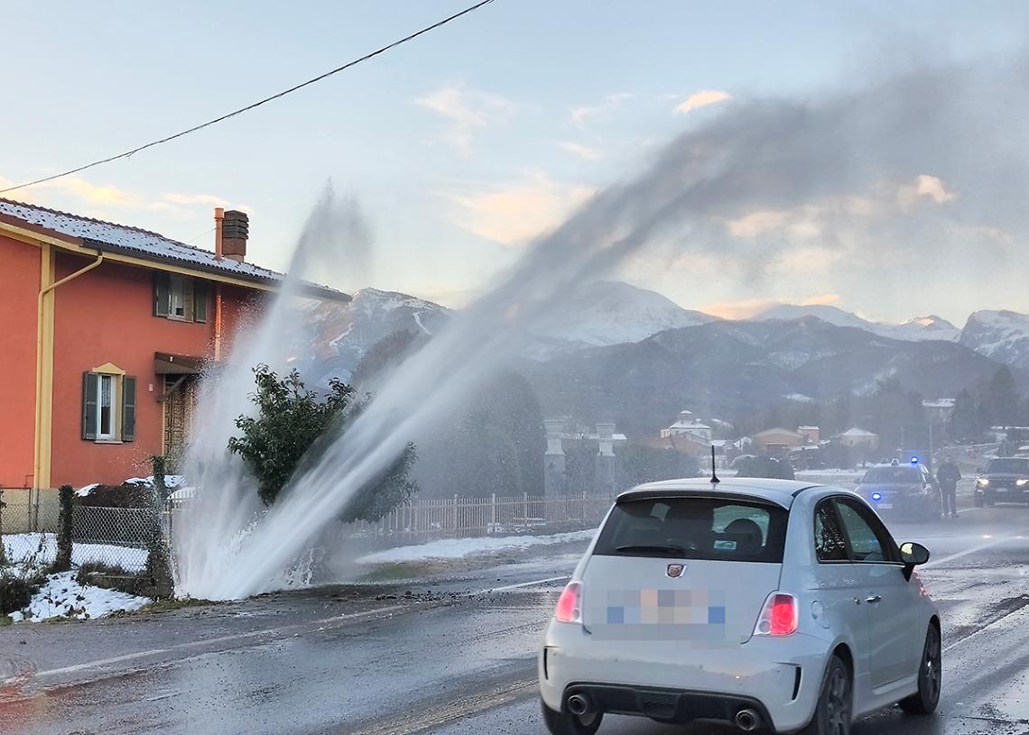 IL DANNO - Tubatura esplosa, milioni di litri di acqua in strada: «Per riparare dovremo chiudere l'acqua in tutte le frazioni»