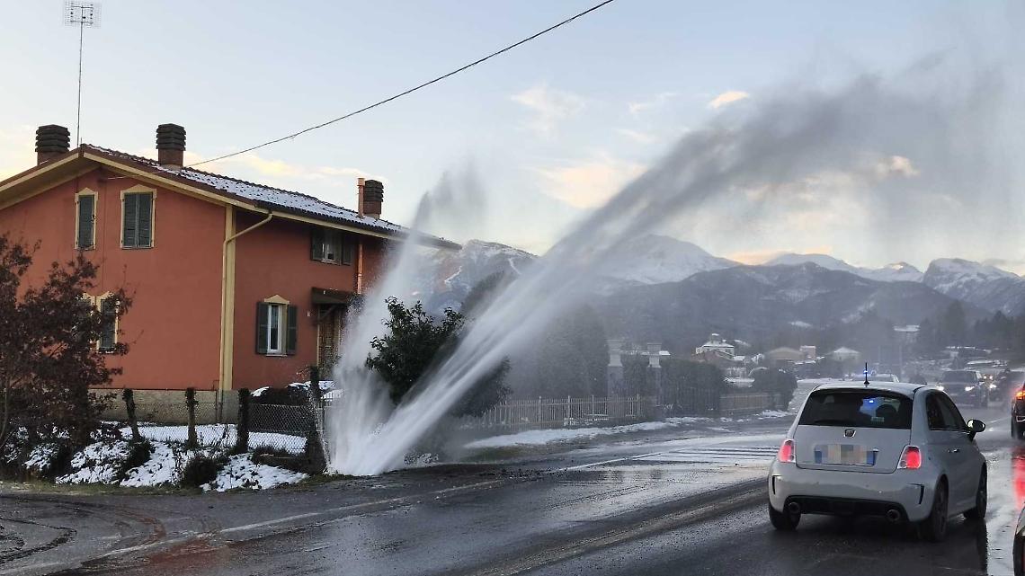 Scoppia una tubatura in strada, "geyser" in strada
