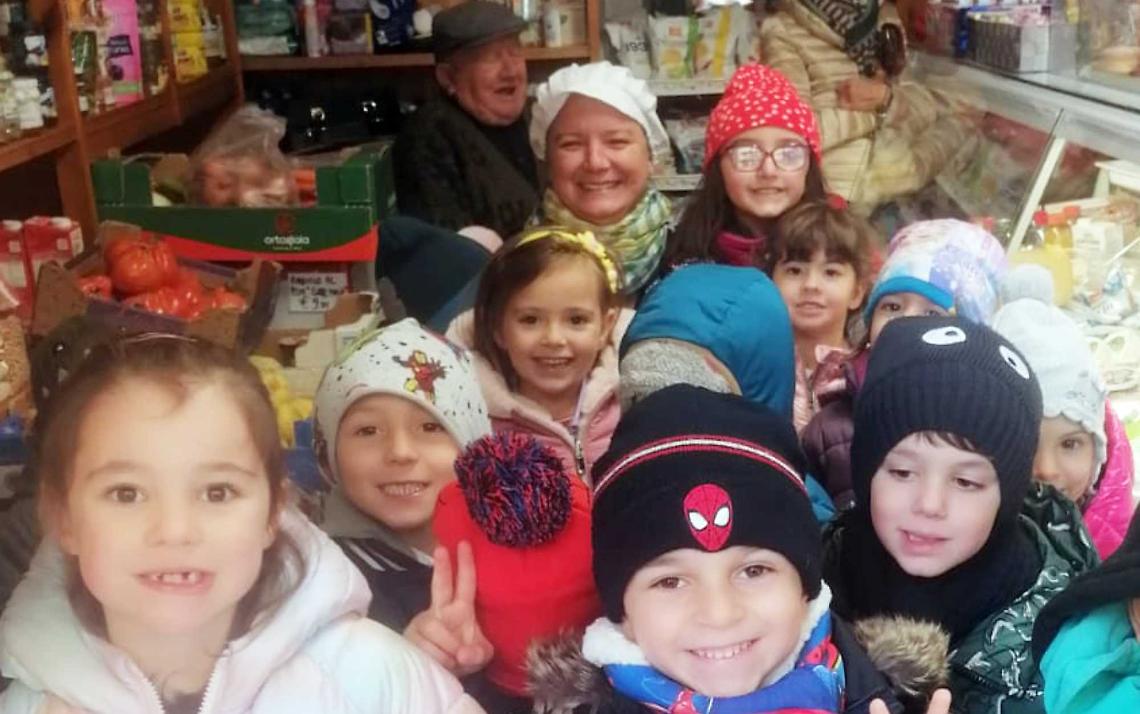 Piccoli artisti decorano il negozio del paese per Natale