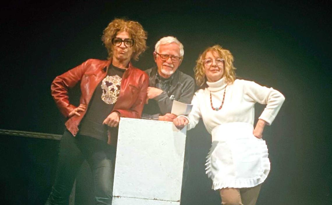 La Filodrammatica “Nando Alciati” sul palco: risate, dialetto e un ex sindaco protagonista