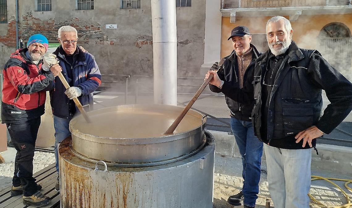Cotta per tutta la notte in un pentolone, sfidando il gelo: torna la "minestra degli uomini"