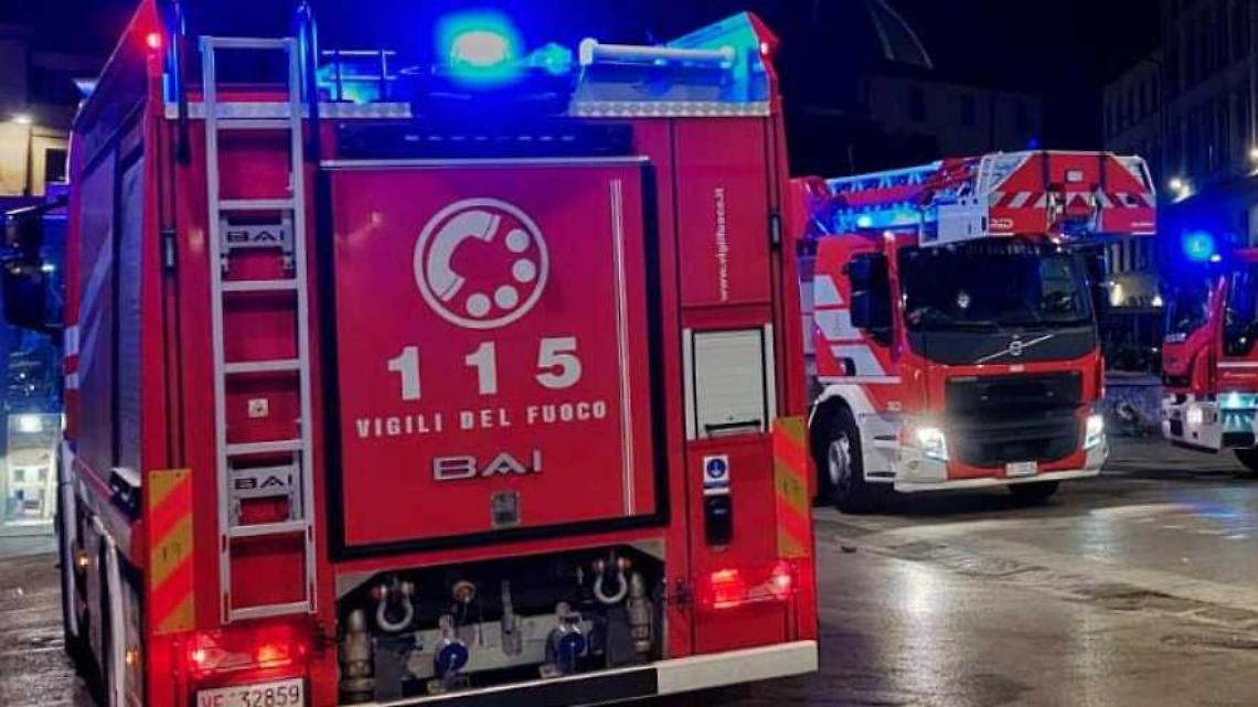 Incendio nello scantinato, evacuato un condominio