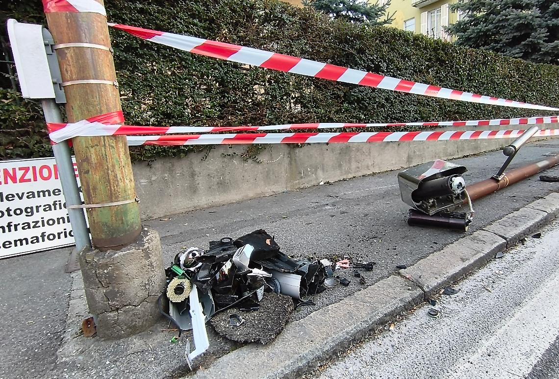 Incredibile ma vero: seconda volta in un mese, abbattuto da un mezzo il palo della telecamera 