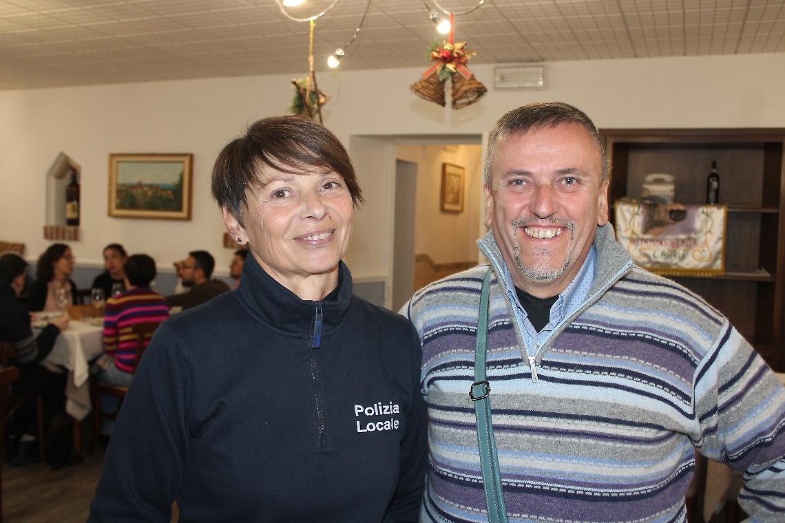 La vigilessa e il cantoniere vanno in pensione, il saluto del paese