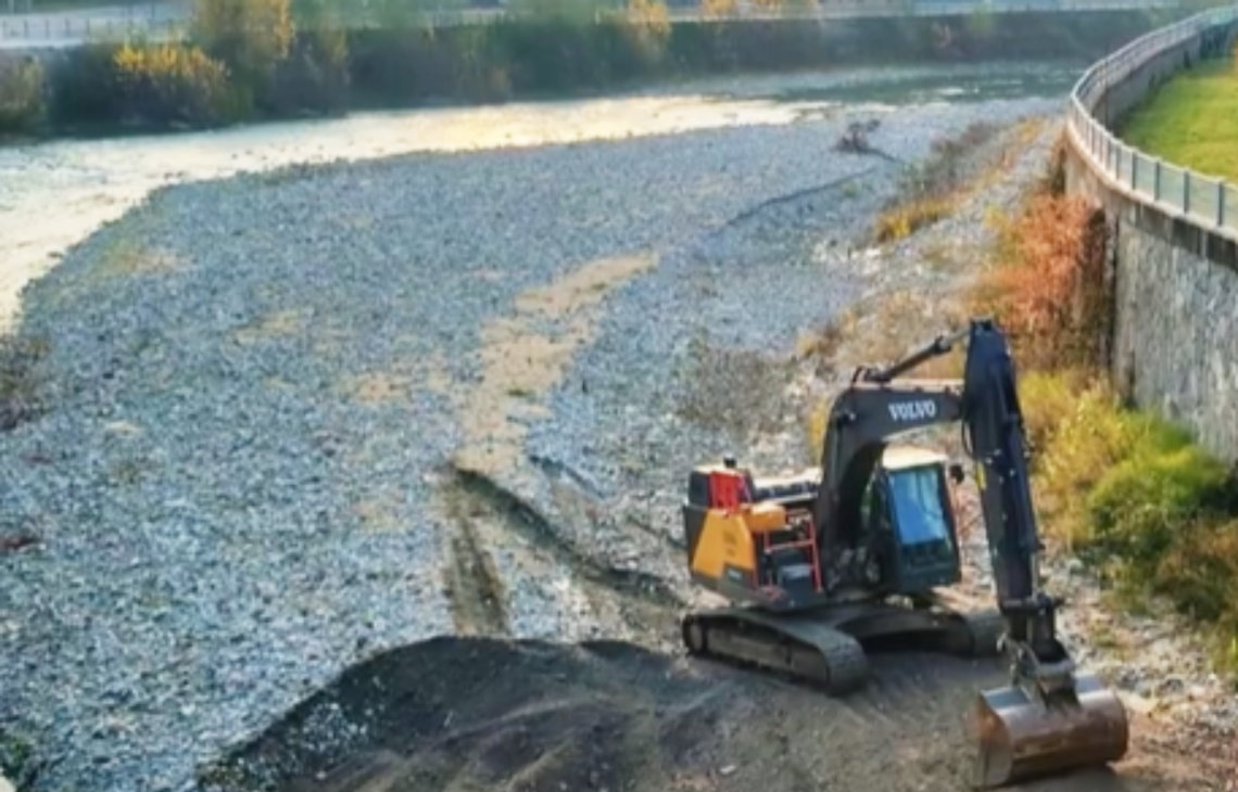 “Tanaro più sicuro": al lavoro per liberare l’alveo del fiume nel cuore della città