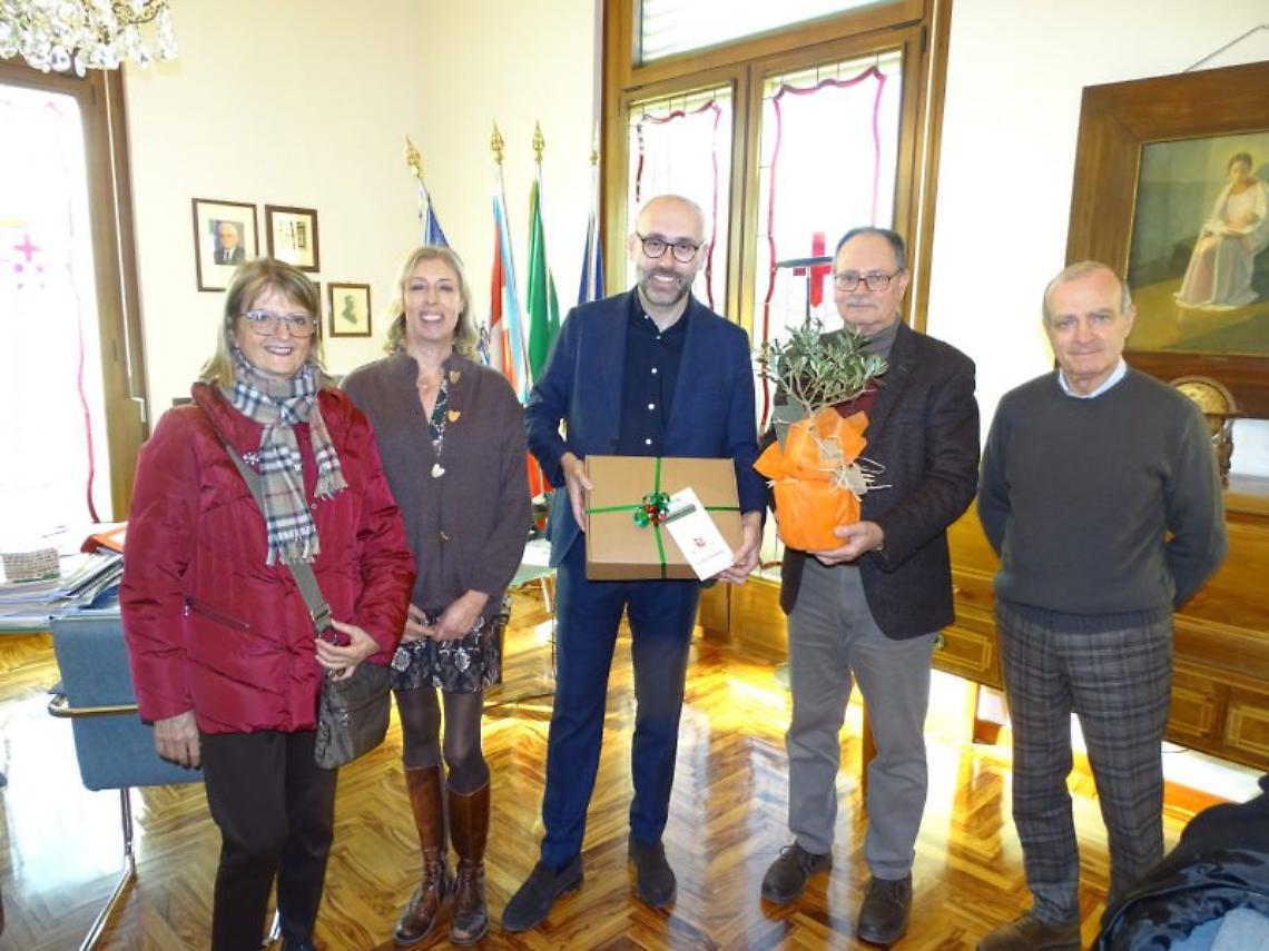 L'Ulivo della Pace: il dono delle Acli al presidente Robaldo diventa simbolo per tutto il territorio