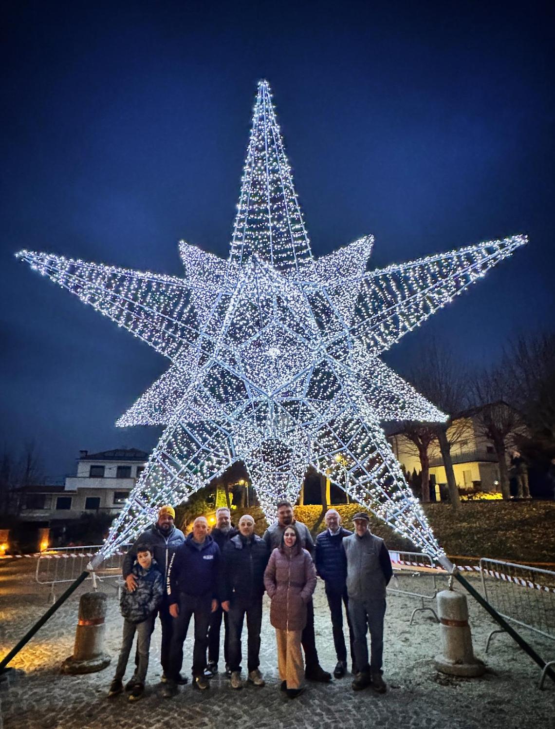 Una stella di Natale risplende sul belvedere: il magico spettacolo nella notte 