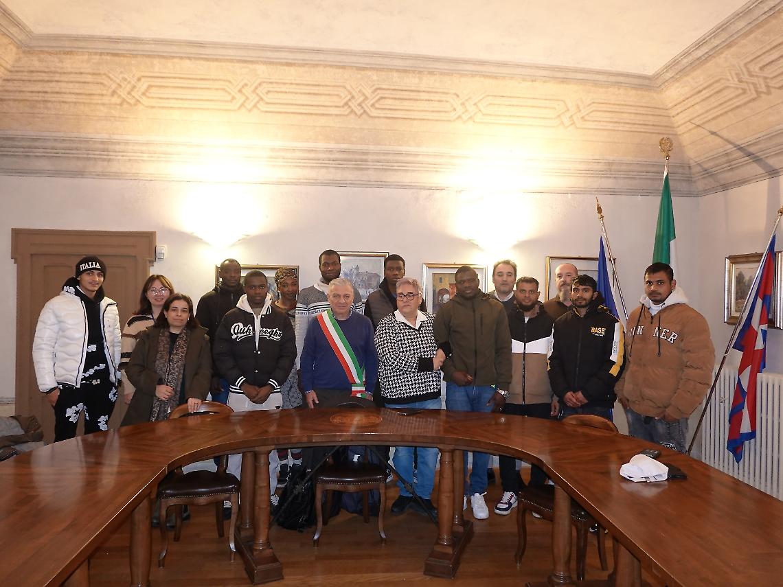 L'amministrazione comunale in dialogo con i partecipanti al progetto SAI sul territorio