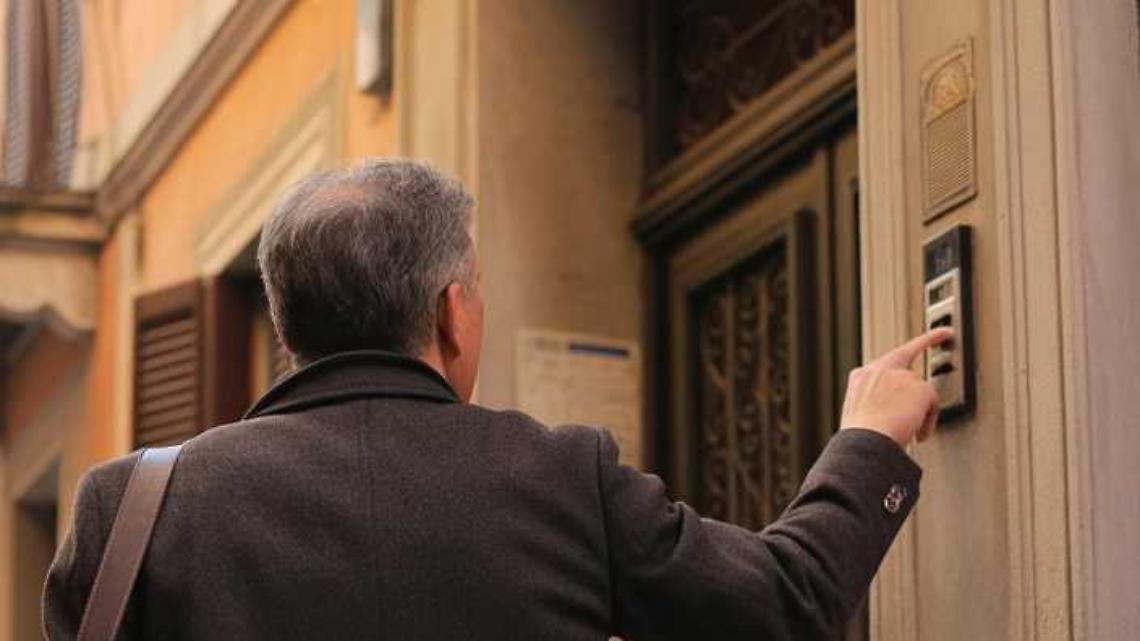 «Pronto, devo consegnare la posta» e prova a rubare nelle cantine 