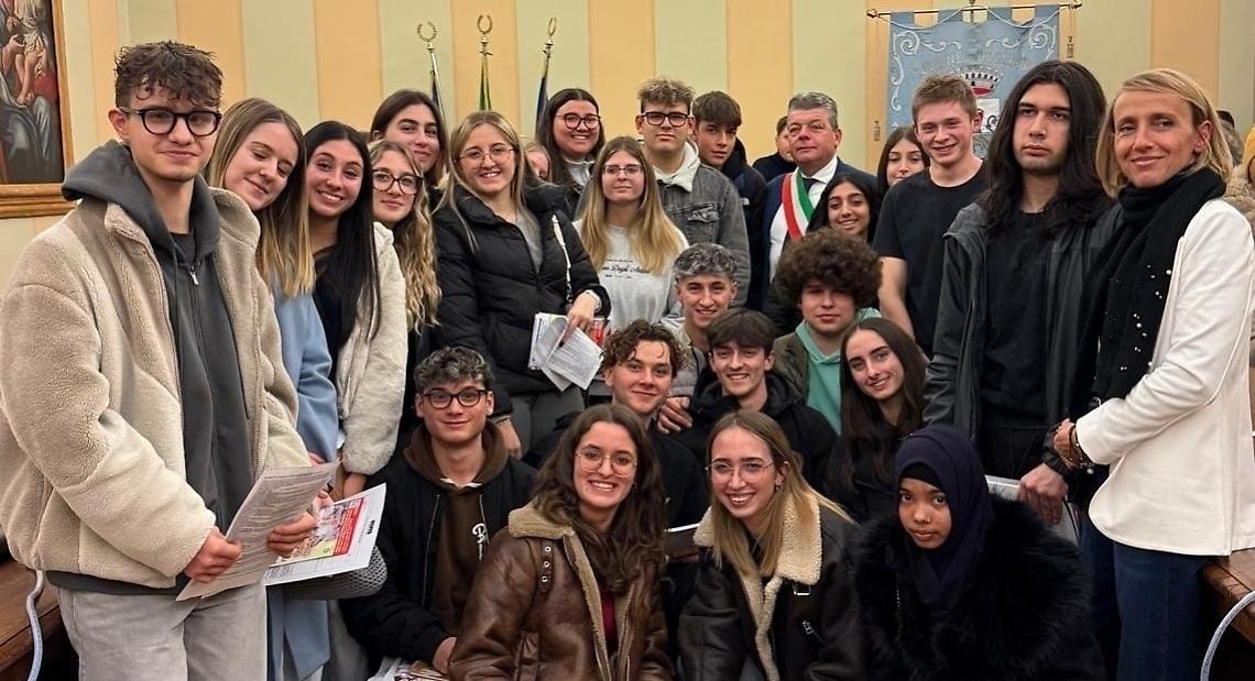 Dignità e rispetto verso tutti: i neomaggiorenni ricevono la Costituzione in municipio