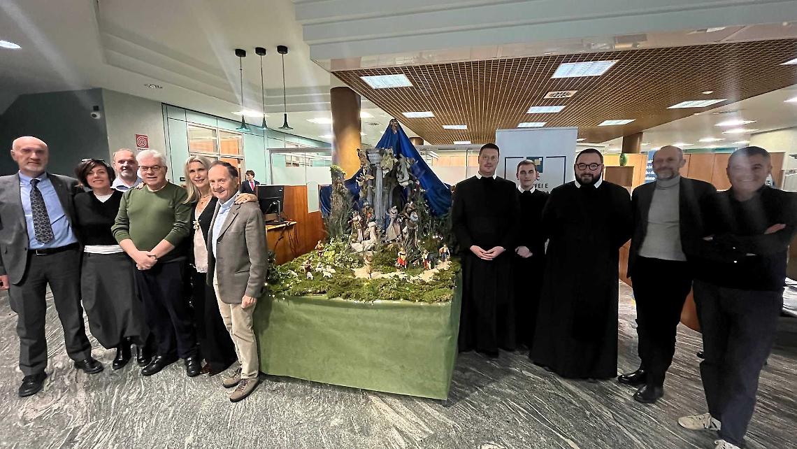 La banca apre le porte al Natale, con un momento conviviale e un bellissimo presepe napoletano