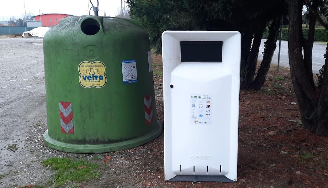 Novità in paese, spunta il... cassonetto bianco: per buttare ceramiche e porcellane