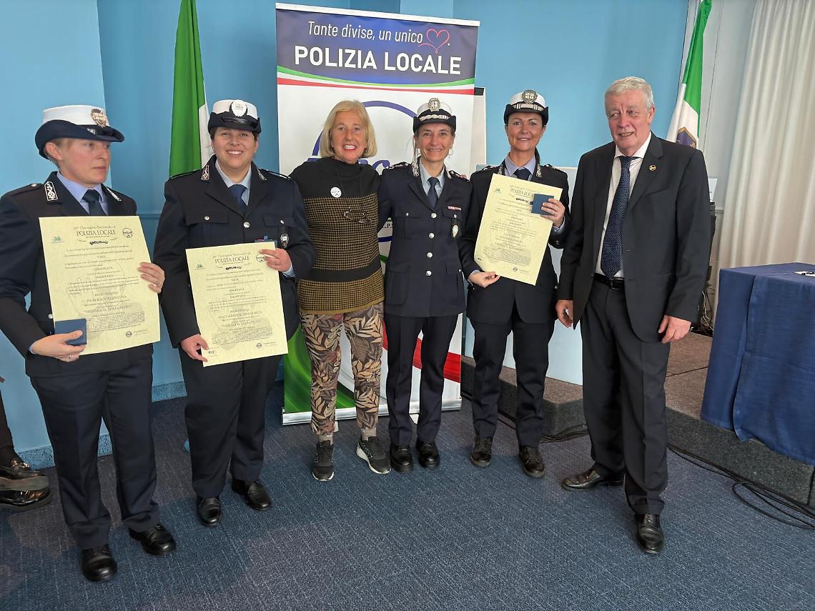 Mettono in salvo tre animali in fuga: premiate le vigilesse