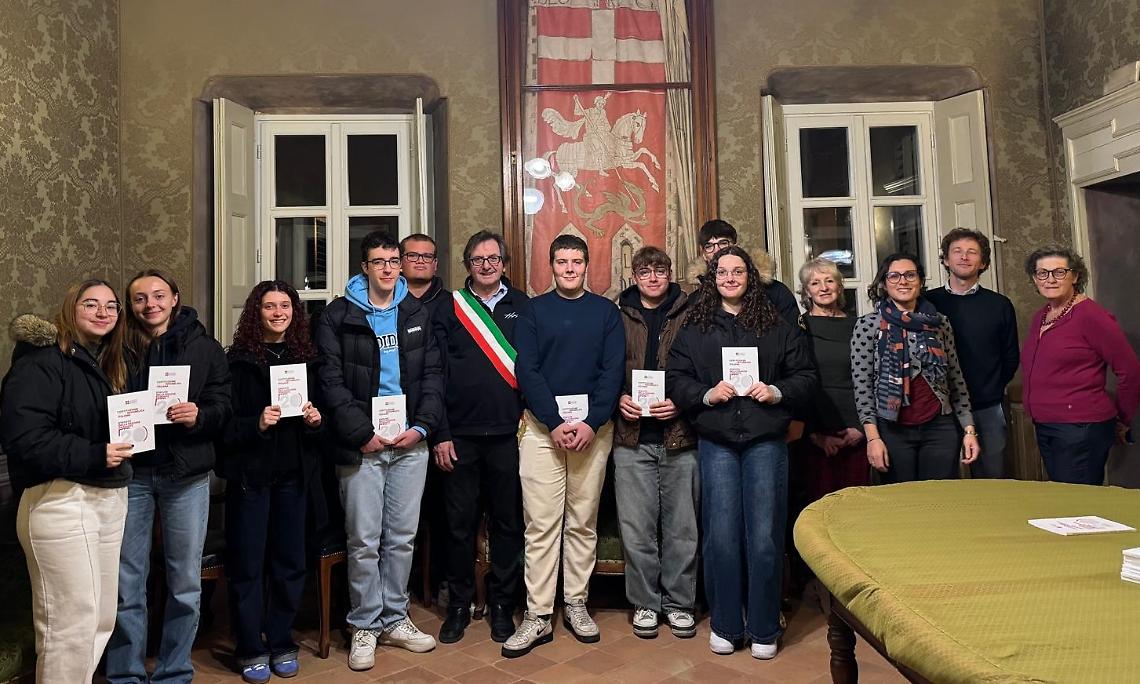 «Impegnatevi nella vita della città»: i neomaggiorenni ricevono la Costituzione