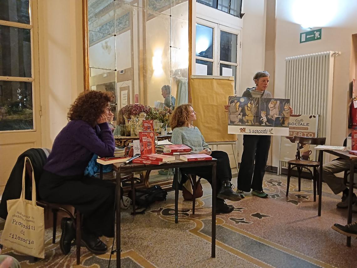 Quando la filosofia scende in Stazione: pensieri in viaggio tra un caffè e un’idea