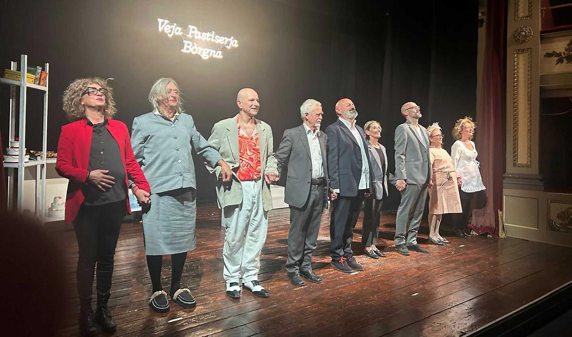 Il "Marenco" esplode di applausi: debutto travolgente per la Filodrammatica "Nando Alciati"