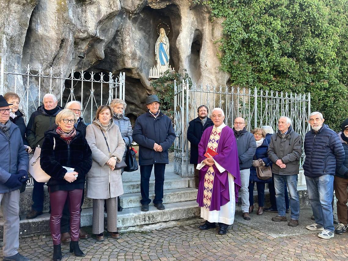 Un presepe nella roccia: a Ceva la Natività incanta nella grotta di Lourdes