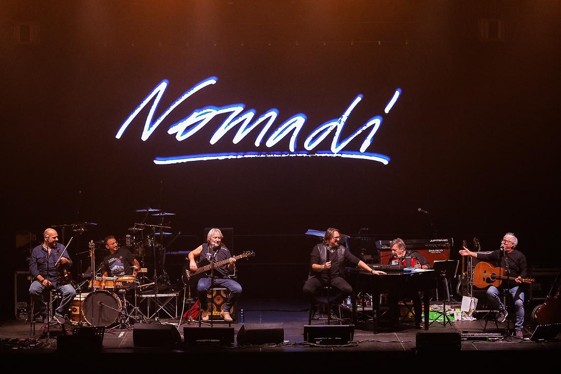 I Nomadi riempiono il palazzetto: sold out. «Sono la Storia della musica italiana»