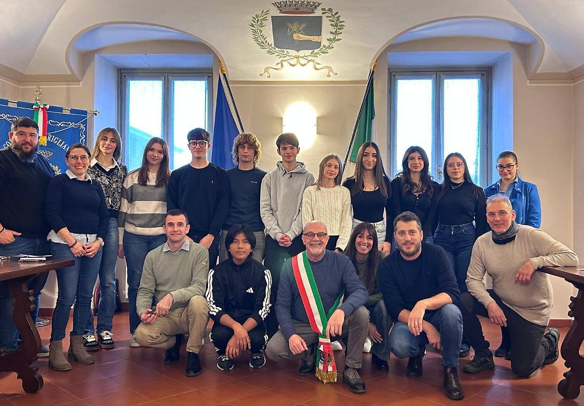 «Il paese ha bisogno di voi»: il sindaco dona la Costituzione ai neomaggiorenni