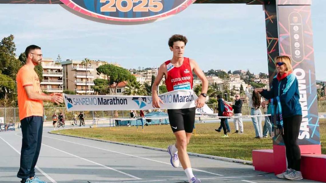 Un monregalese detta legge a Sanremo: trionfo in mezza maratona con record personale
