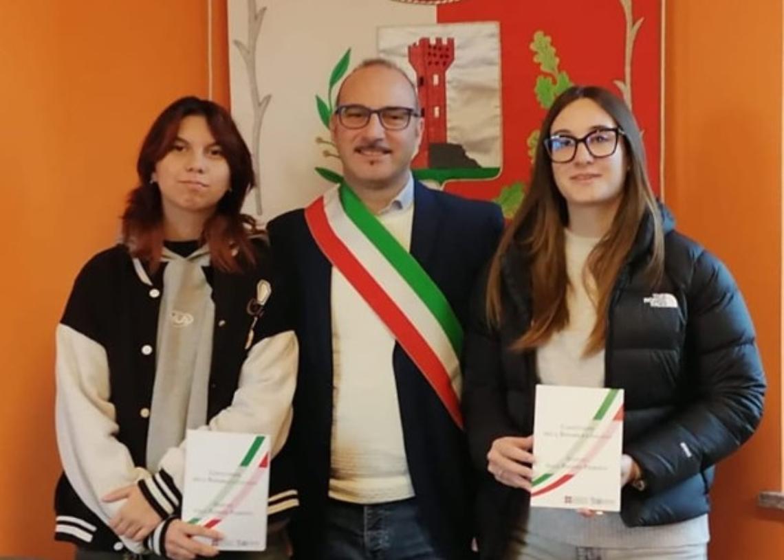 Carlotta e Beatrice, neo-diciottenni nel piccolo paese di Langa, ricevono la Costituzione