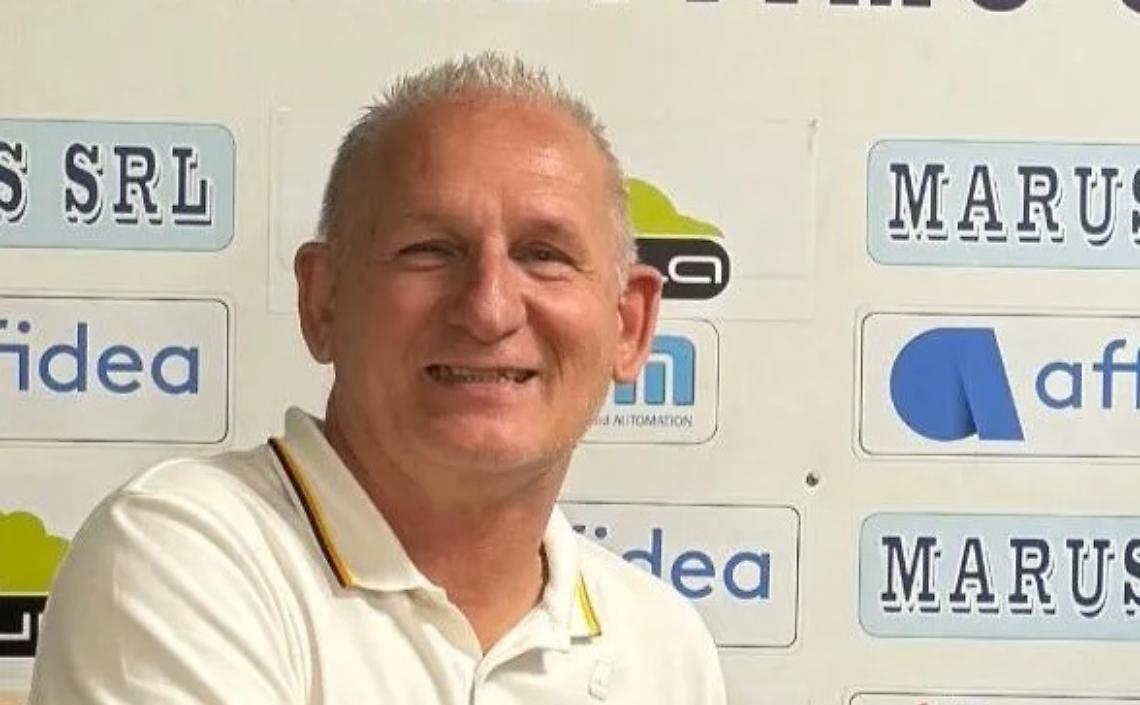 L'allenatore lascia per un'altra squadra, dopo meno di un mese