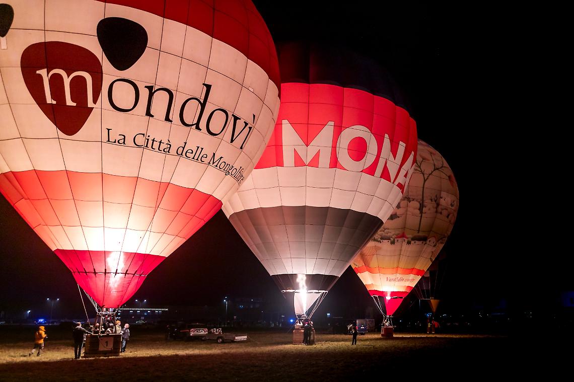 Uno show di mongolfiere al buoi con le musiche della serie Netflix "Stranger Things"