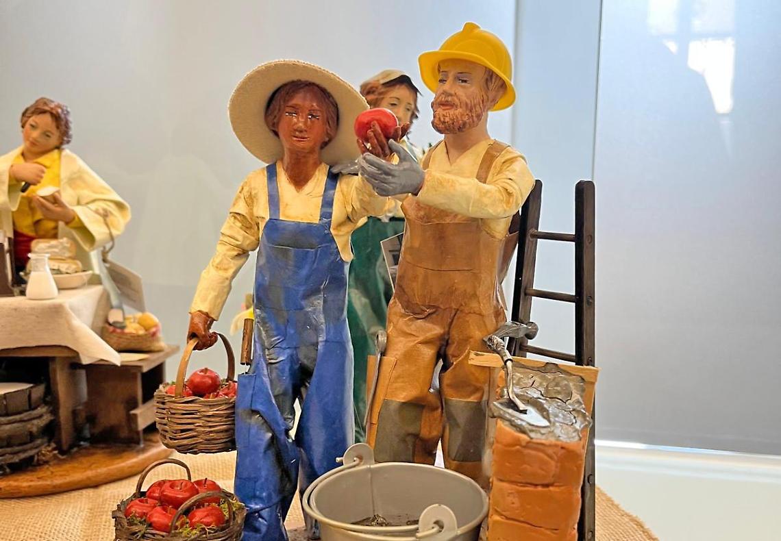 Una statuina-simbolo dei valori del lavoro: il dono natalizio di Confartigianato e Coldiretti ai vescovi della Granda