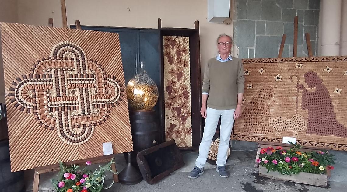L'arte di Franco: migliaia di tappi di sughero diventano incredibili mosaici