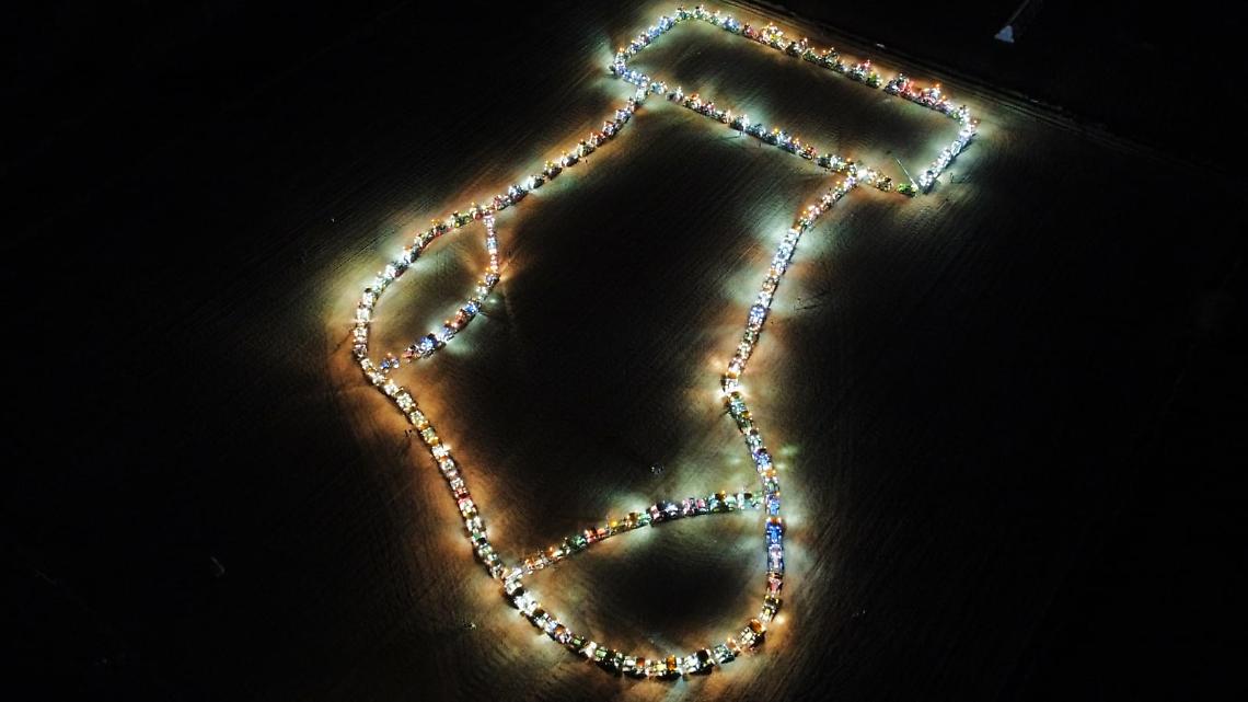 Tantissimi trattori per comporre una grande figura luminosa: ecco come partecipare