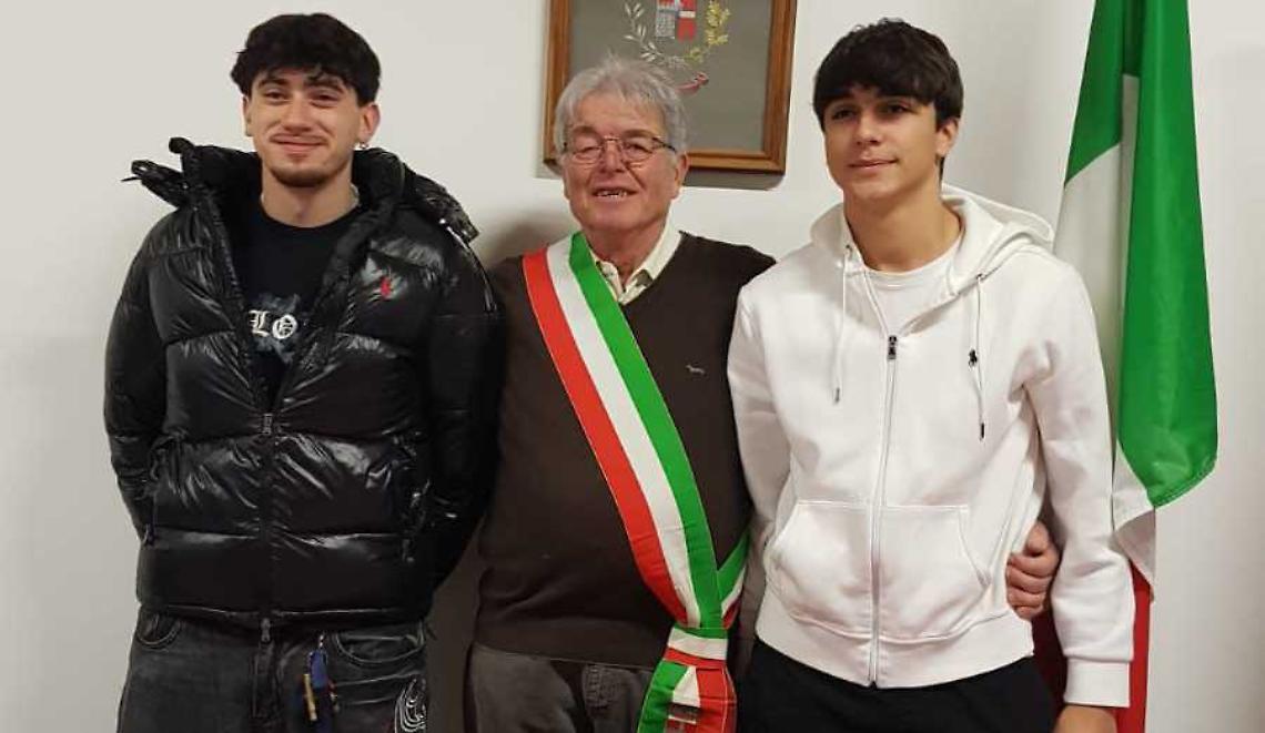 Nuovi cittadini nella comunità: la consegna delle Costituzioni e la festa