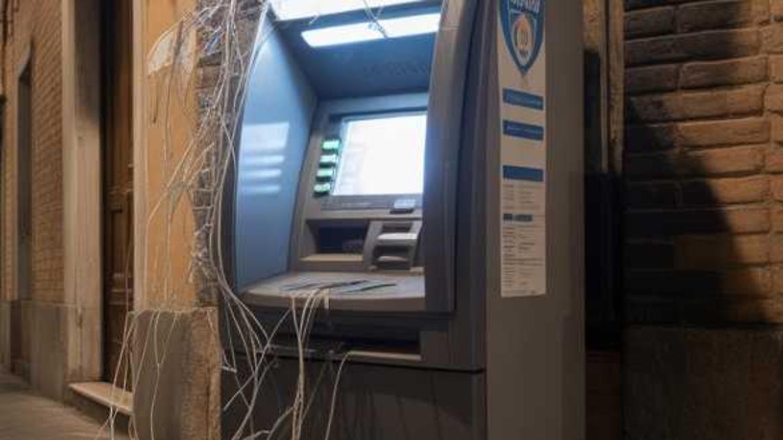 Fanno esplodere il bancomat nella notte