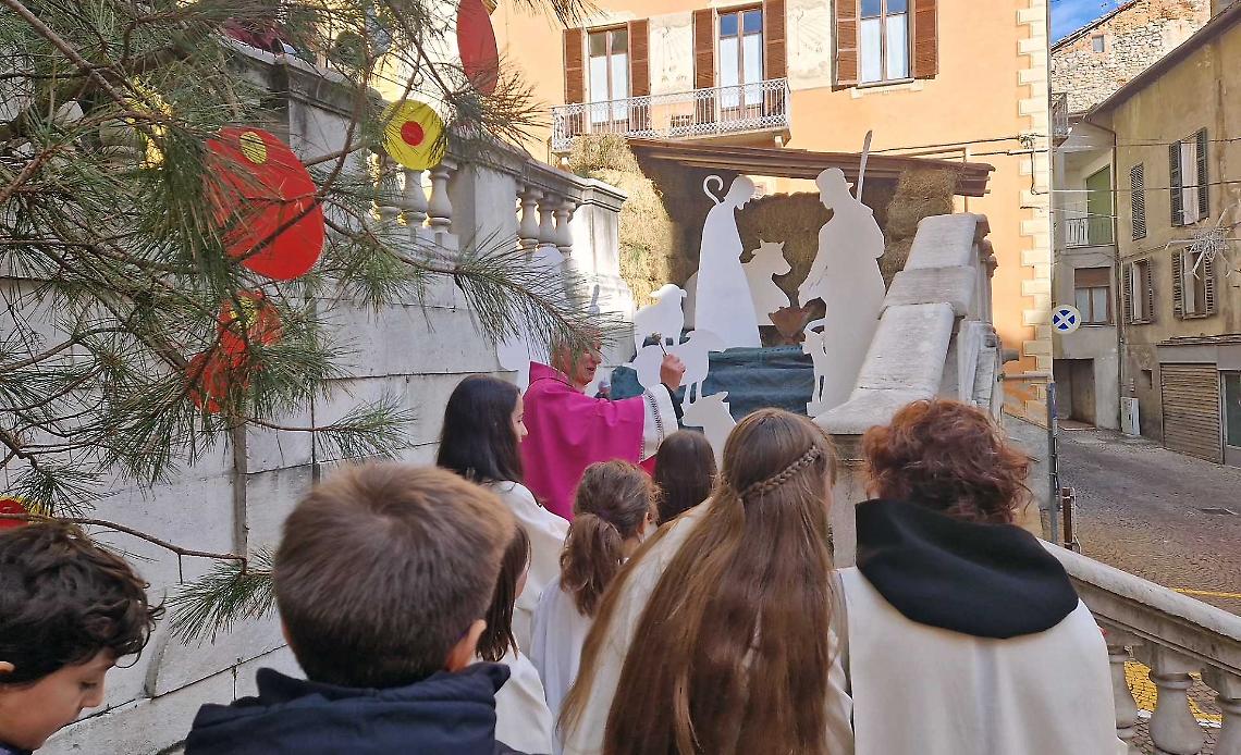 Il presepe &ldquo;fuori&rdquo; dalla chiesa che fa fermare tutti: a Ceva il Natale si vede e si ascolta