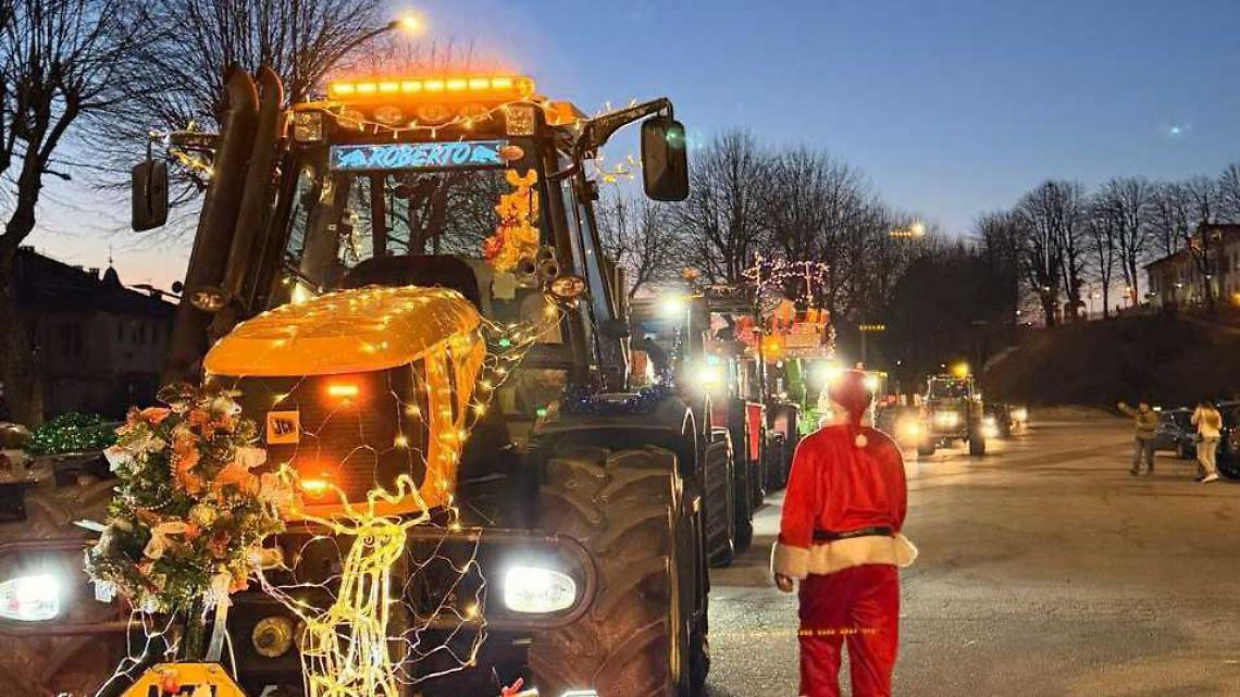 I camion e i trattori che si vestono a festa per Natale 