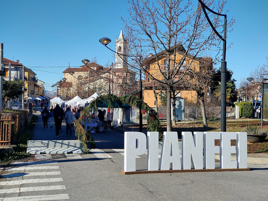 Una giornata a tutto Natale: mercatini e del tardo pomeriggio lo spettacolo delle mongolfiere