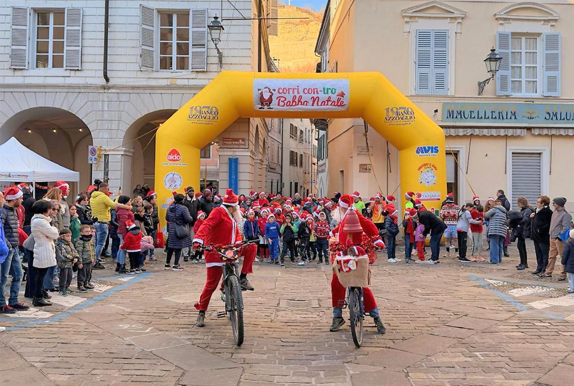 Tutti in strada a correre vestiti da babbo natale