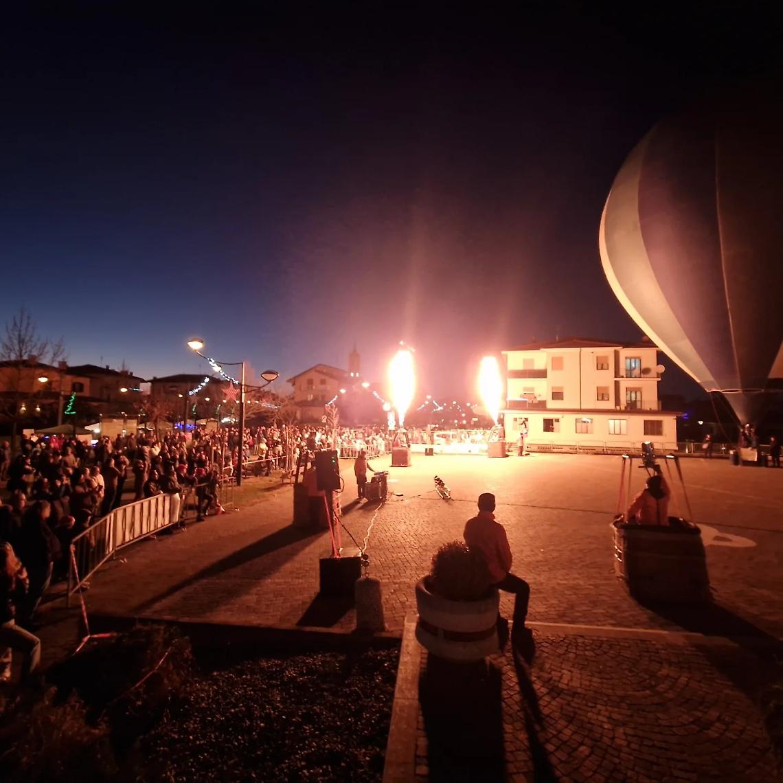 La giornata di Natale conquista tutti: più di 600 persone per il "Night Glow" e 1600 passaggi per il presepe meccanico