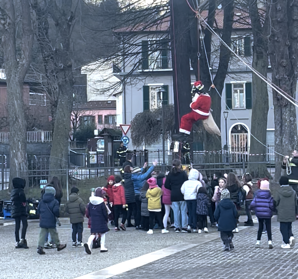 Babbo Natale arriva dal cielo ed un Vigile del Fuoco