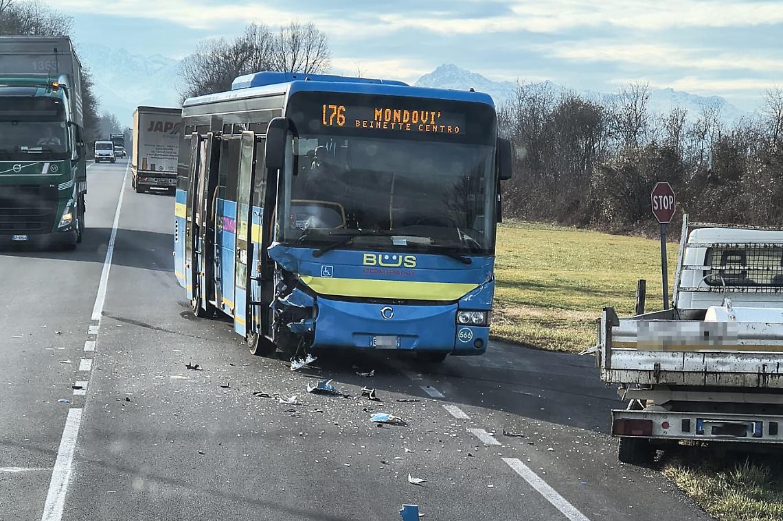 Scontro tra pullman e camioncino lungo la Provinciale 