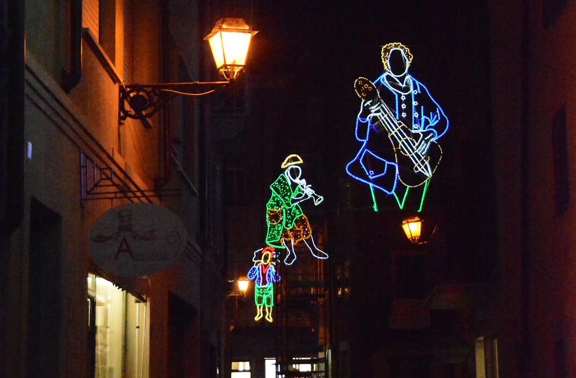 A Natale, per le vie del centro, le "Luci d'artista", gi&agrave; protagoniste a Napoli e Salerno