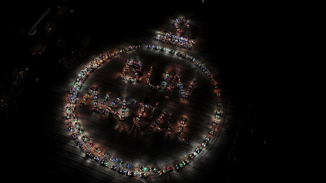 Una pallina di Natale gigante! La magia del Christmas tractor