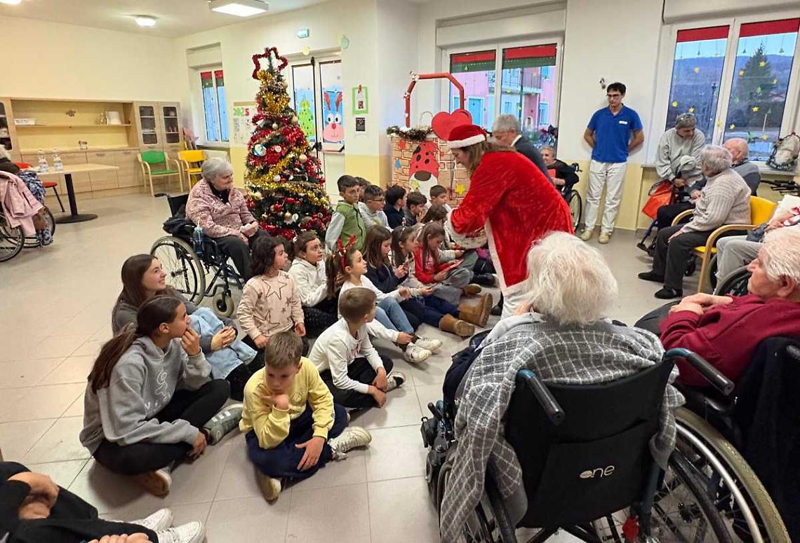 Natale di sorrisi tra bambini e anziani