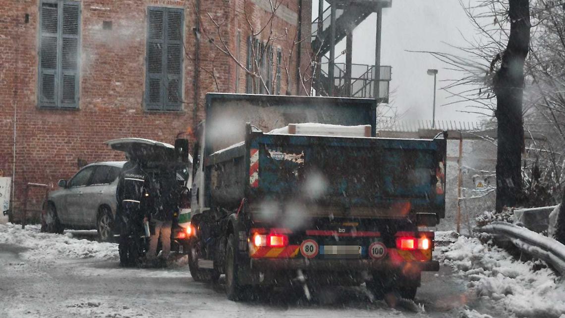 Camion senza gomme da neve bloccato sulla via per Piazza