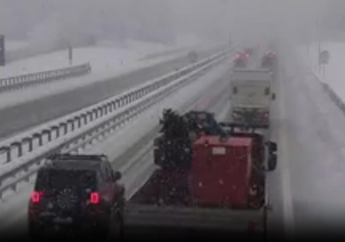 Neve, traffico bloccato sulla A6: due km di coda tra ceva e Millesimo