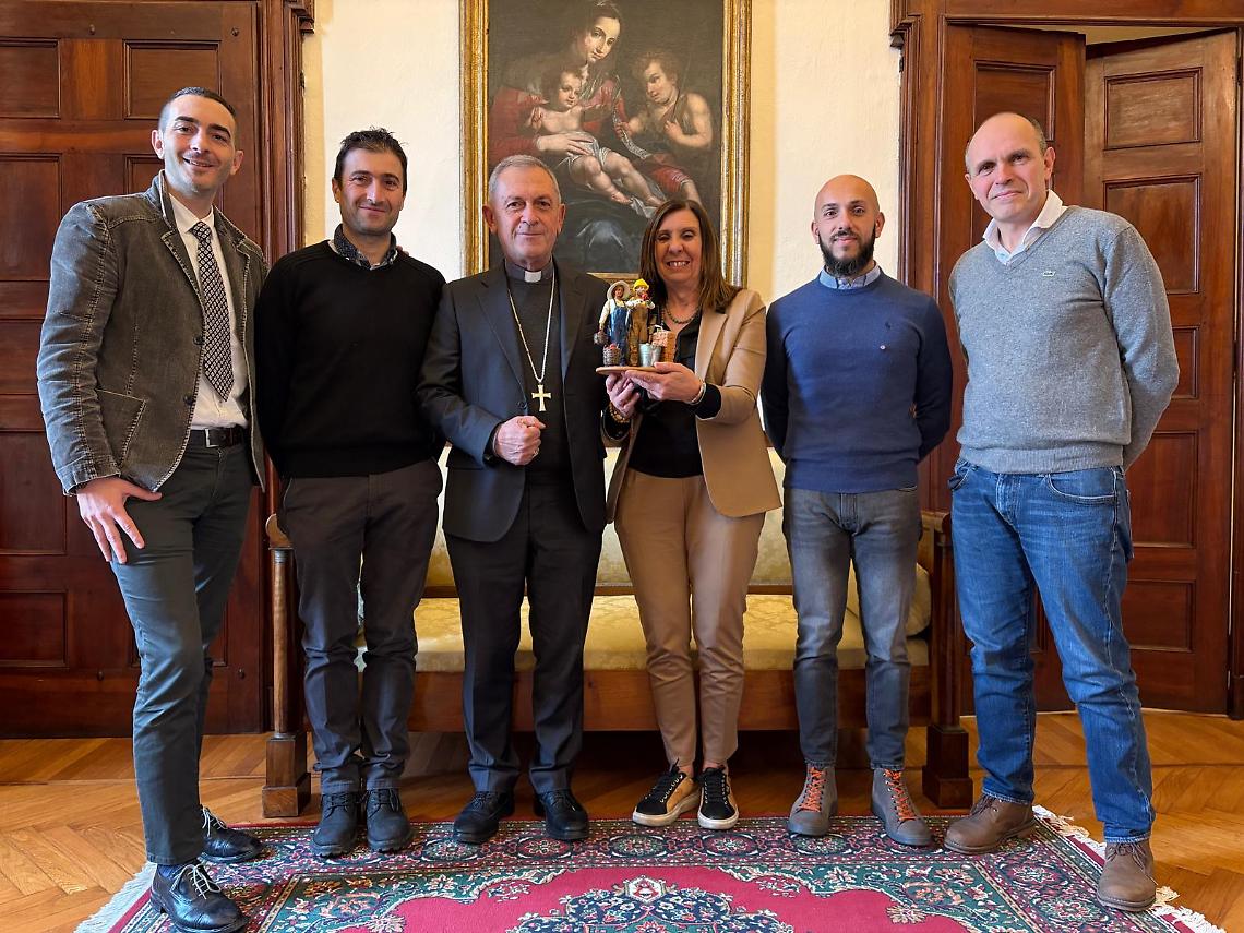 La statuina-simbolo dei valori del lavoro consegnata al vescovo di Mondov&igrave;