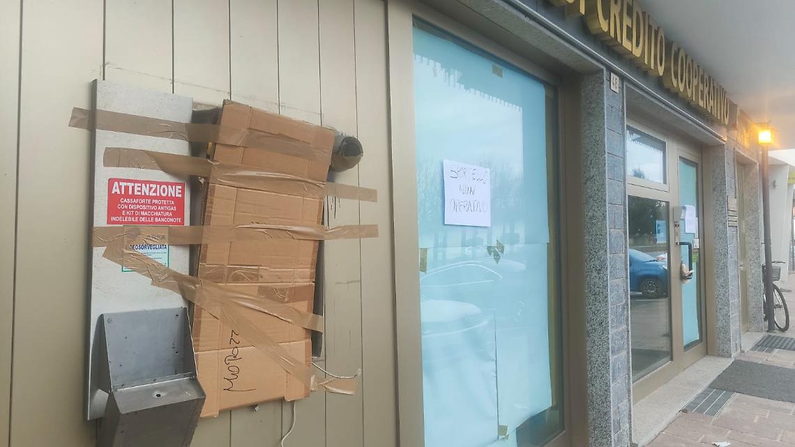 Rubano 12mila euro facendo esplodere il bancomat, ma la refurtiva viene recuperata poco dopo