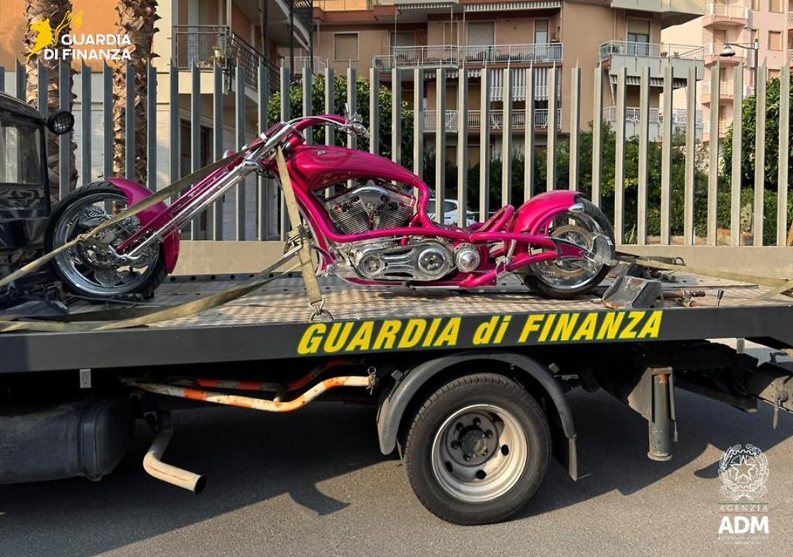 Auto e moto di lusso, ma senza pagare i diritti doganali: l'accusa della Guardia di finanza
