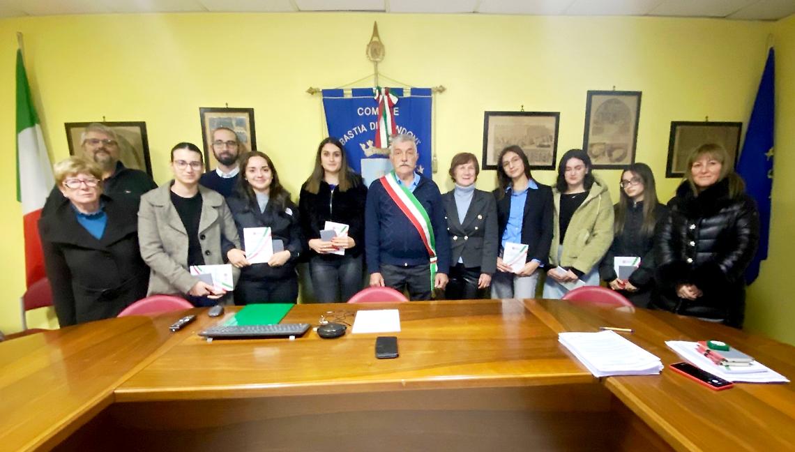 Dal Comune oltre 130 mila euro per la Scuola: nuovo bus, nuove tinte e nuovi arredi