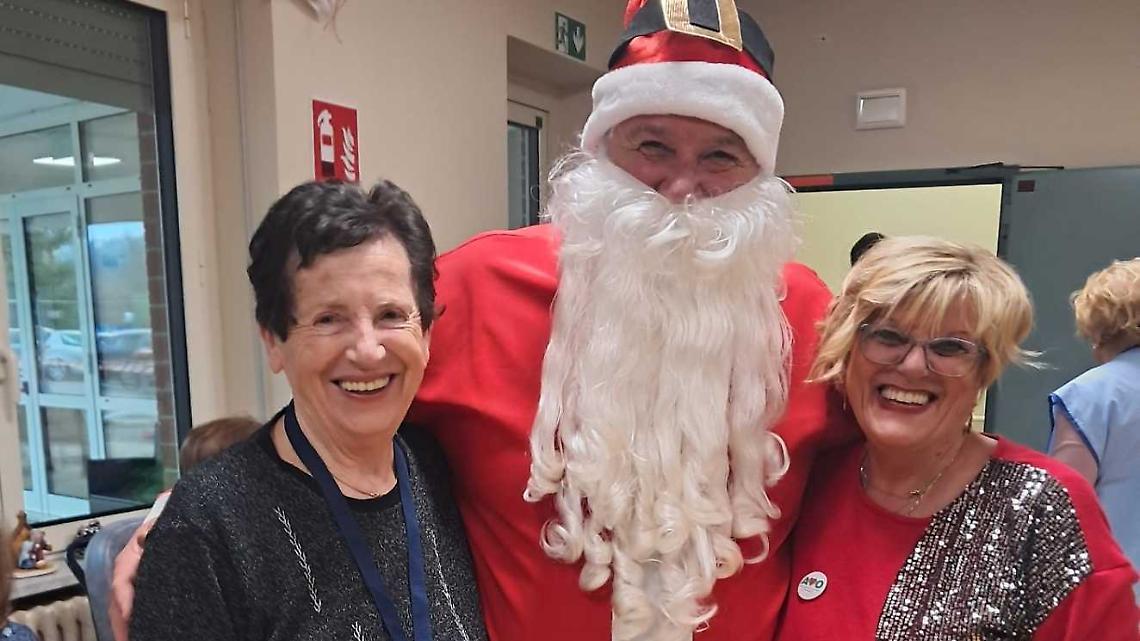 Un pomeriggio con Babbo Natale per gli ospiti della Casa di riposo, tra panettoni e musica
